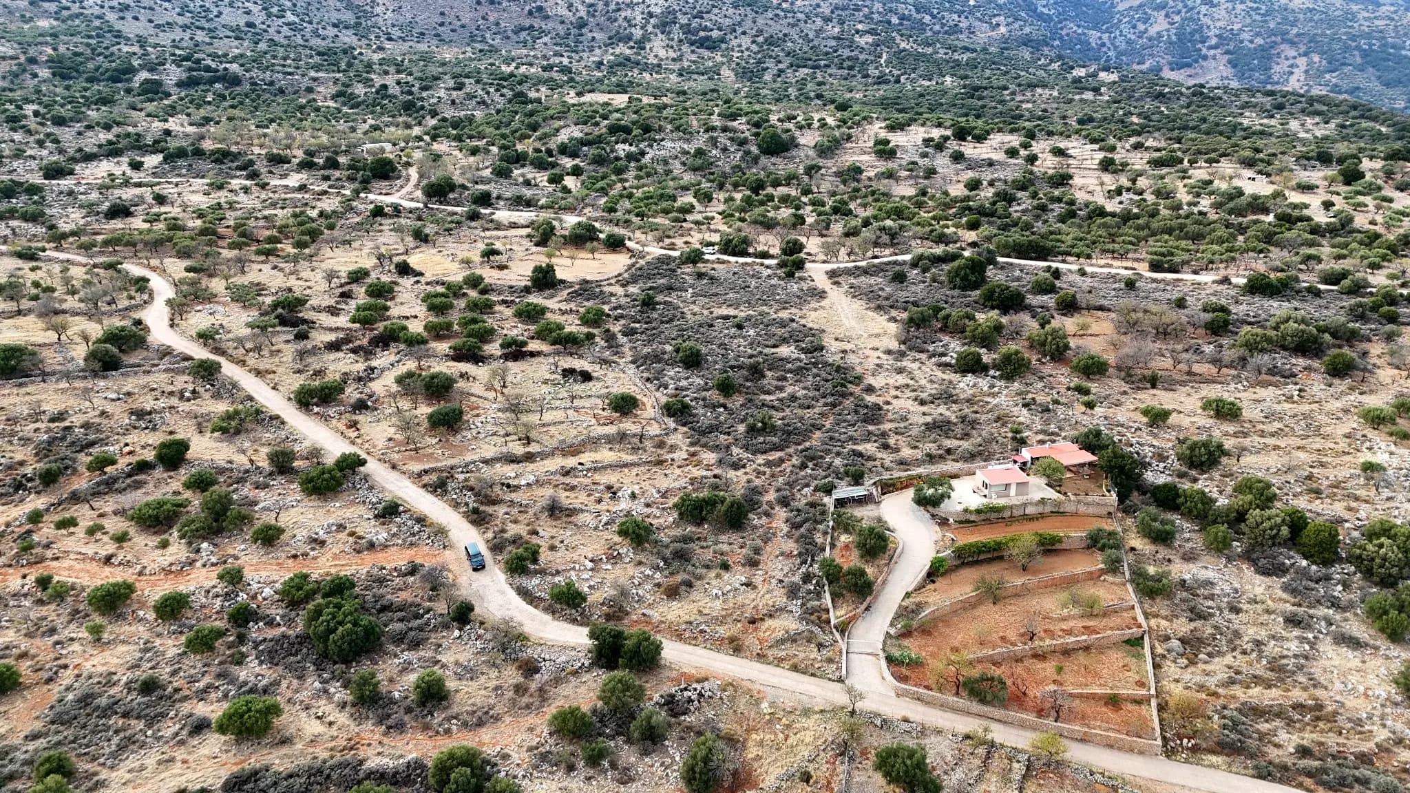 Closer aerial view of the Pétra terrain and local road access