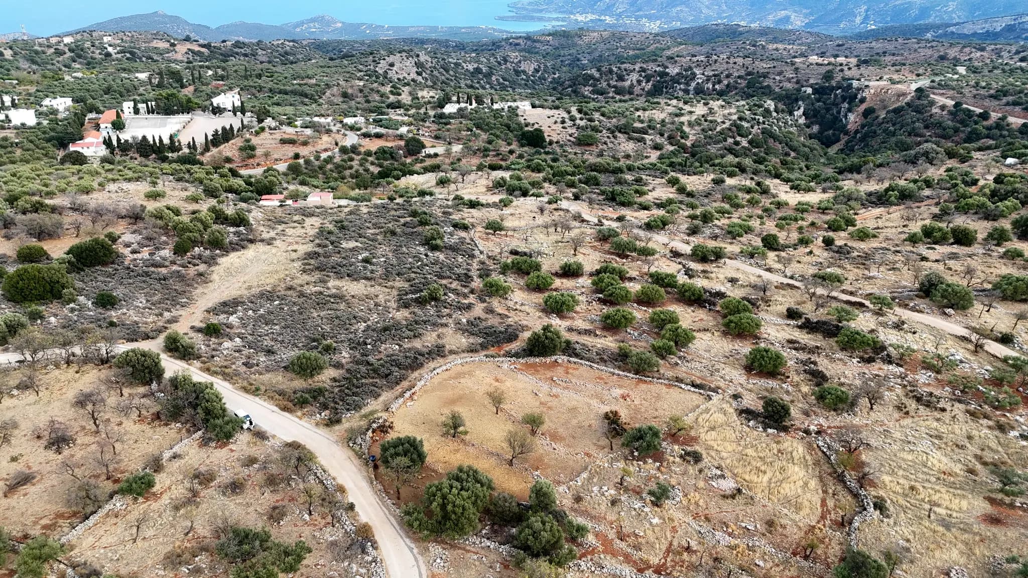 Oblique aerial view placing the Pétra site within the surrounding rocky landscape